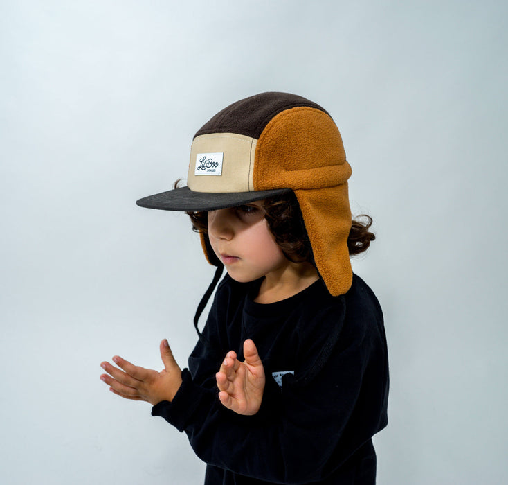 Keps, blockfleece 5-panel med öron - Brun (Storlek L, 4-7 år)